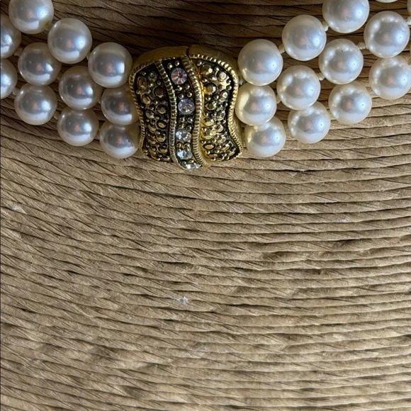 Elegant Pearl Necklace with Gold Accent - Picture 4 of 4